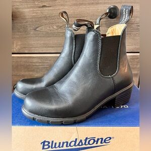 Blundstone Heeled Chelsea Boots Womens size 6 NEW